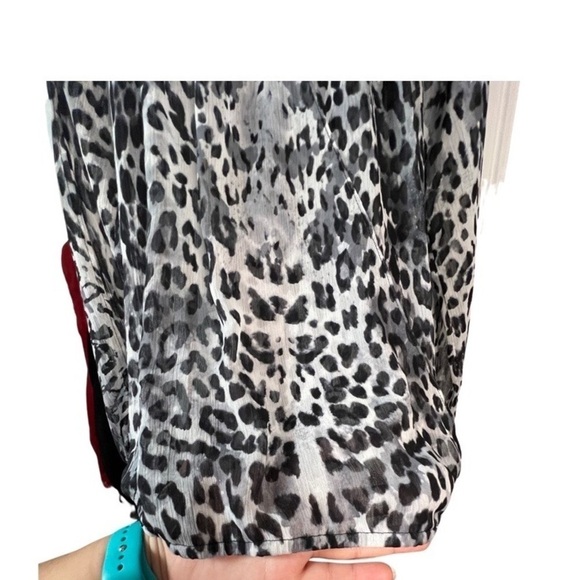Inc Snow Leopard Long Sleeve Surplice Blouse Size 4 100% Polyester - Picture 6 of 9